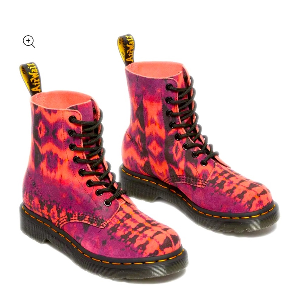 NEW IN BOX WOMENS SOREL BOOTS 7